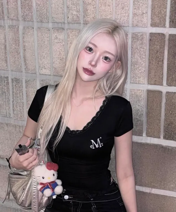 🆕新品上架 💖韓國暢銷品牌MÜCENT V領蕾絲刺繡LOGO修身圓弧下擺短版 T-shirt(3色)