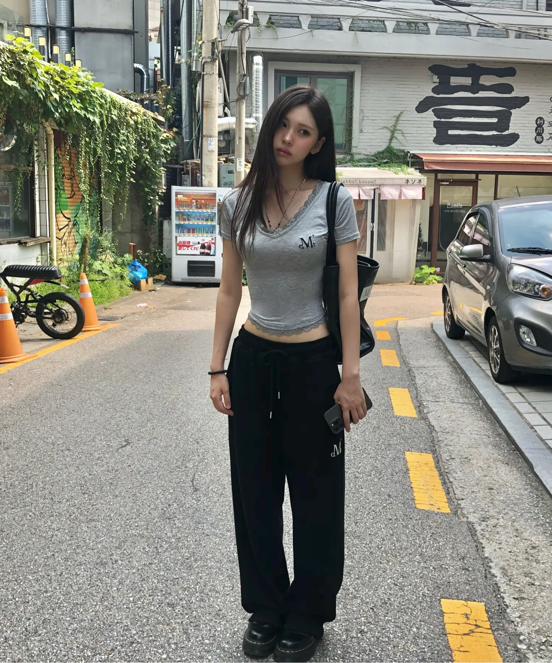 🆕新品上架 💖韓國暢銷品牌MÜCENT V領蕾絲刺繡LOGO修身圓弧下擺短版 T-shirt(3色)