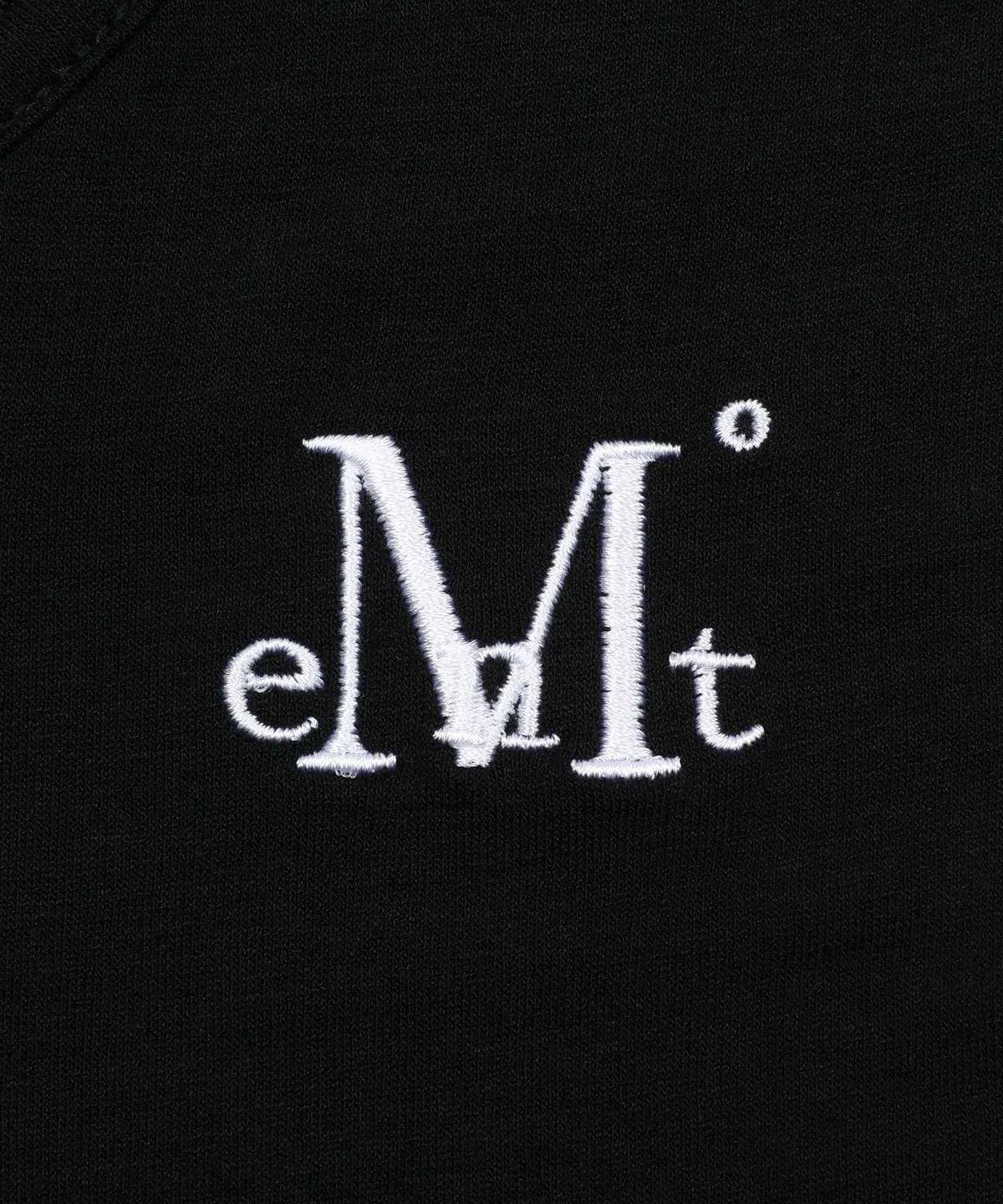 🆕新品上架 💖韓國暢銷品牌MÜCENT V領蕾絲刺繡LOGO修身圓弧下擺短版 T-shirt(3色)