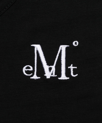 🆕新品上架 💖韓國暢銷品牌MÜCENT V領蕾絲刺繡LOGO修身圓弧下擺短版 T-shirt(3色)