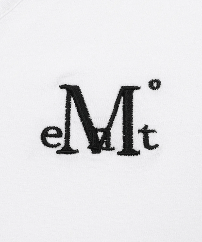 🆕新品上架 💖韓國暢銷品牌MÜCENT V領蕾絲刺繡LOGO修身圓弧下擺短版 T-shirt(3色)