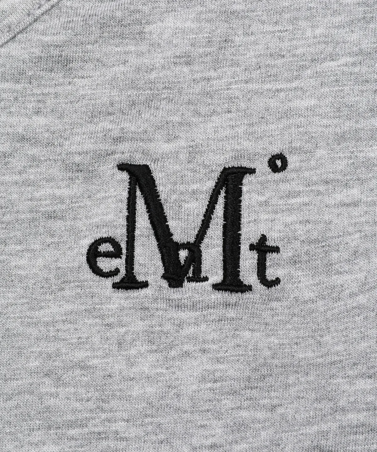 🆕新品上架 💖韓國暢銷品牌MÜCENT V領蕾絲刺繡LOGO修身圓弧下擺短版 T-shirt(3色)