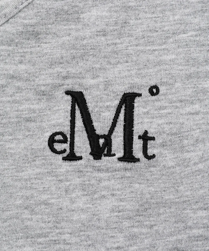 🆕新品上架 💖韓國暢銷品牌MÜCENT V領蕾絲刺繡LOGO修身圓弧下擺短版 T-shirt(3色)