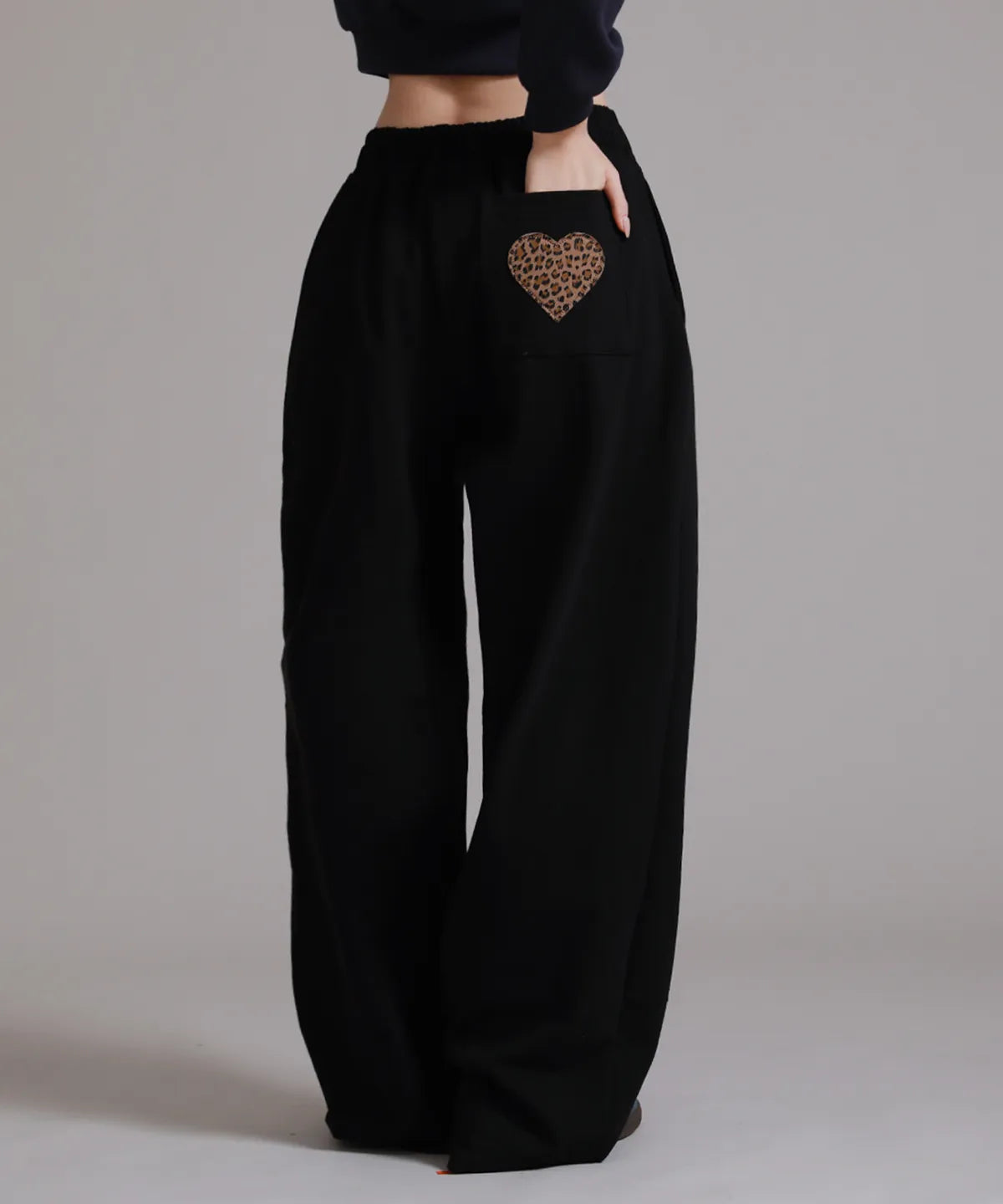 💕新品上架【梨花娘】韓國🔥LIKE THE MOST愛心豹紋口袋細褶運動休閒寬管褲 (2色)