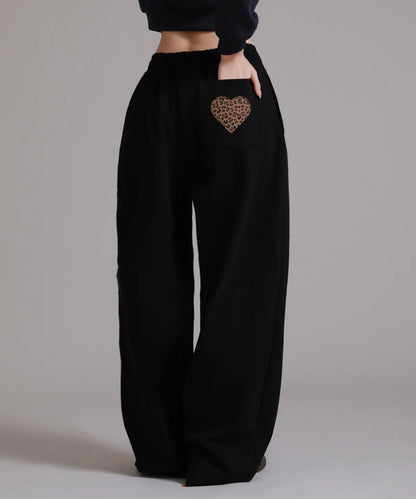 💕新品上架【梨花娘】韓國🔥LIKE THE MOST愛心豹紋口袋細褶運動休閒寬管褲 (2色)