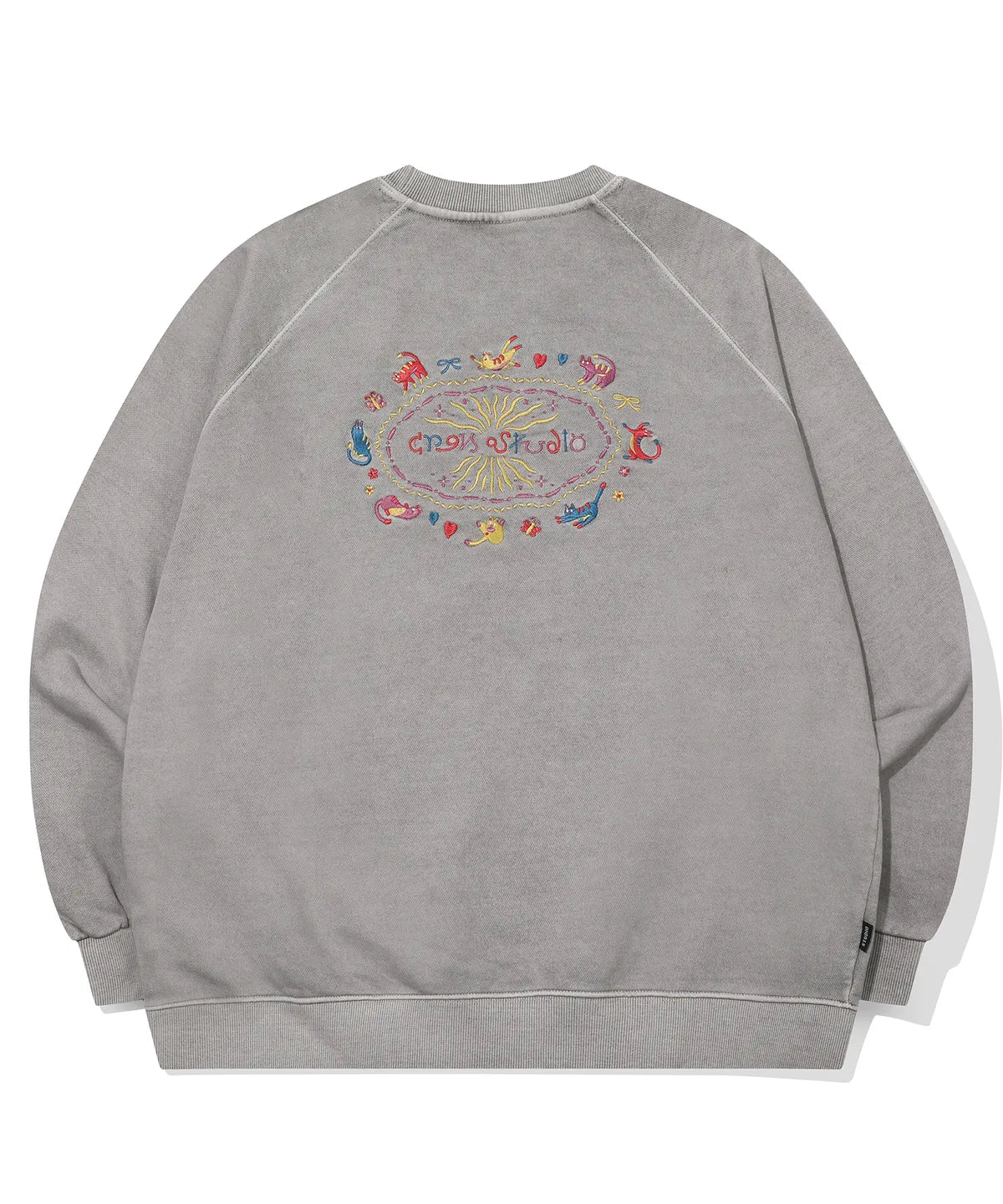 🆕新品上架💖【梨花娘】 韓國🔥TOP.1熱賣潮流CPGN STUD貓咪精緻刺繡斜肩休閒大學T (2色) 男女皆宜