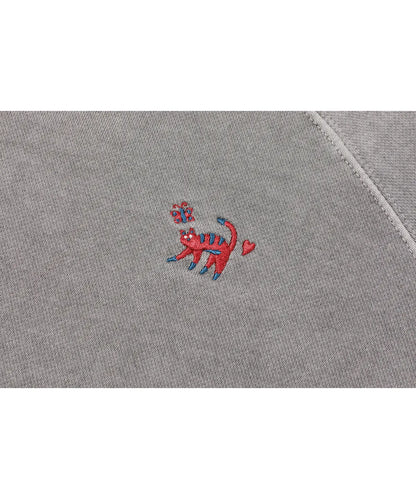 🆕新品上架💖【梨花娘】 韓國🔥TOP.1熱賣潮流CPGN STUD貓咪精緻刺繡斜肩休閒大學T (2色) 男女皆宜