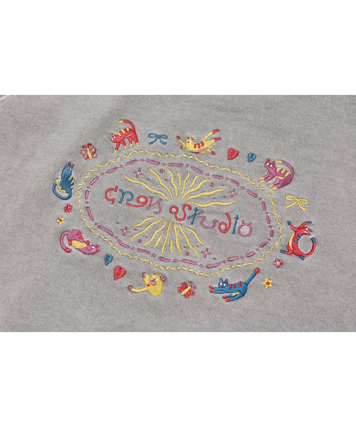 🆕新品上架💖【梨花娘】 韓國🔥TOP.1熱賣潮流CPGN STUD貓咪精緻刺繡斜肩休閒大學T (2色) 男女皆宜