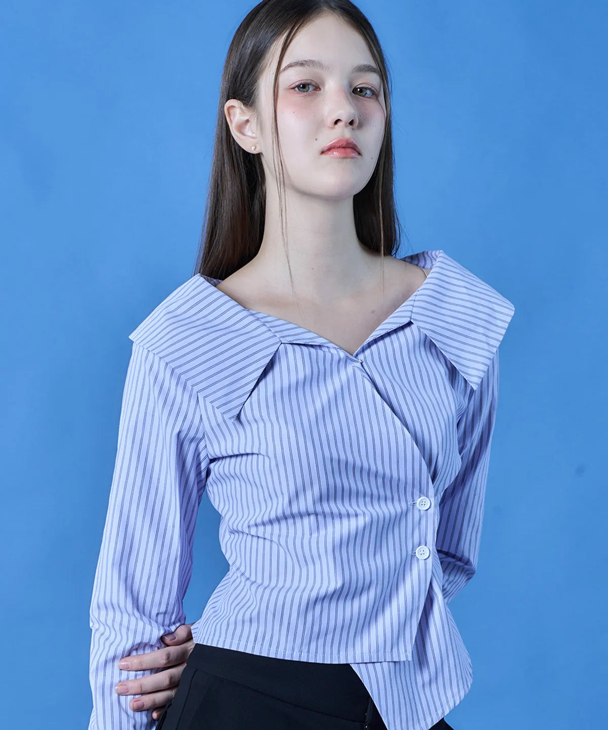 🆕新品上架【梨花娘】韓國 KOLEAT 氣質微露鎖骨條紋長袖襯衫 (2色)