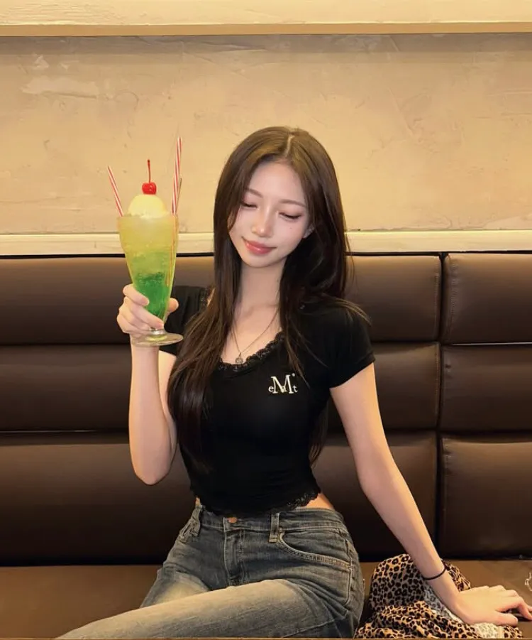 🆕新品上架 💖韓國暢銷品牌MÜCENT V領蕾絲刺繡LOGO修身圓弧下擺短版 T-shirt(3色)