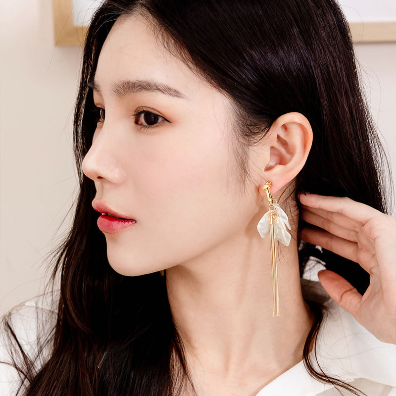 💖新品上架【梨花瑪雅】實拍選品法式優雅仿珍珠花瓣流蘇金色耳環(針式，夾式)