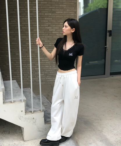 🆕新品上架 💖韓國暢銷品牌MÜCENT V領蕾絲刺繡LOGO修身圓弧下擺短版 T-shirt(3色)