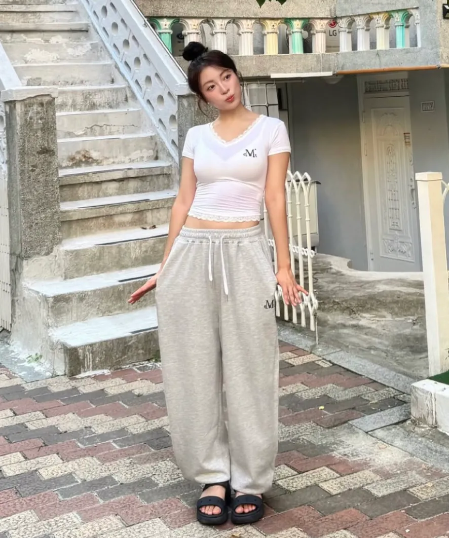 🆕新品上架 💖韓國暢銷品牌MÜCENT V領蕾絲刺繡LOGO修身圓弧下擺短版 T-shirt(3色)