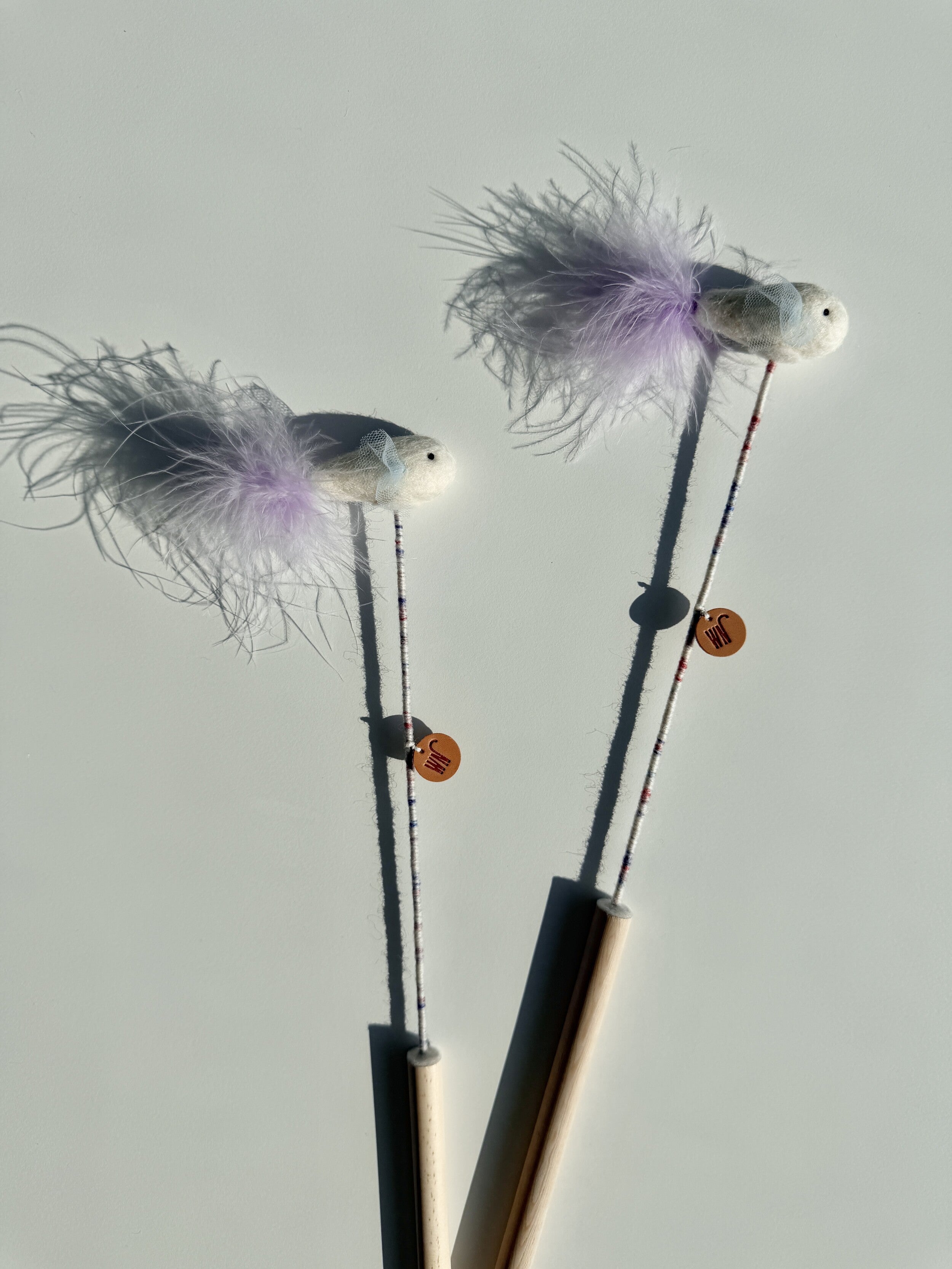 🆕新品上架【梨花娘】💖韓國品牌 WETNOSE  紫羽毛迷你魚逗貓棒玩具(手工製作，等待期約10~15天)