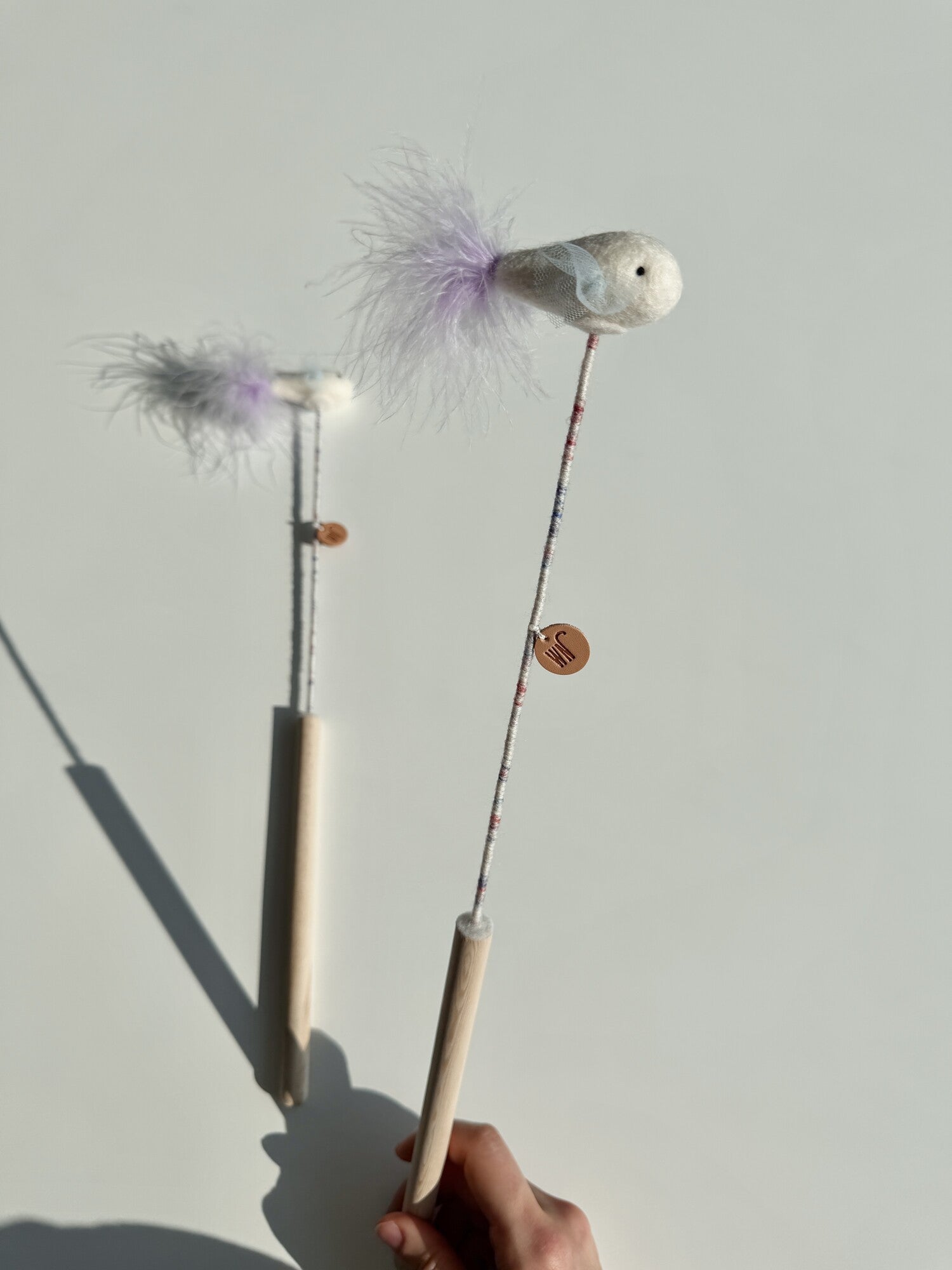 🆕新品上架【梨花娘】💖韓國品牌 WETNOSE  紫羽毛迷你魚逗貓棒玩具(手工製作，等待期約10~15天)