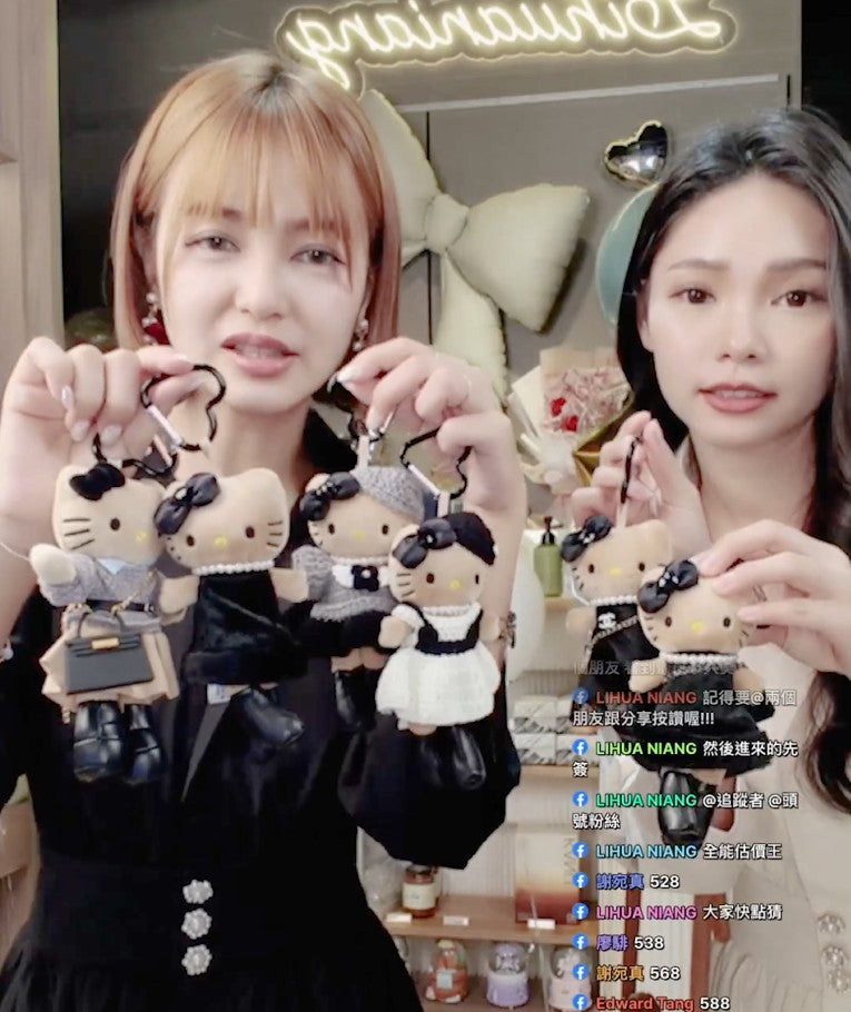 新品上架【梨花瑪雅】💕韓國流行秋冬款法式精品優雅長腿kitty包包愛心釦環吊飾😽