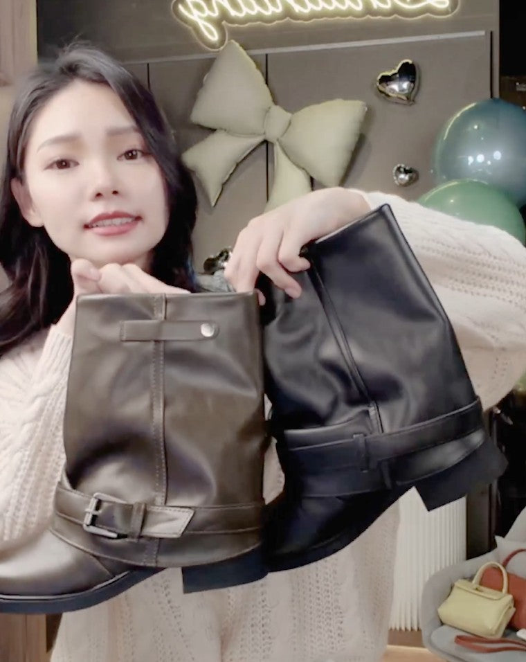 💕新品上架【梨花瑪雅】熱賣推薦👍寬管皺褶釦帶隱形增高4.5CM顯細長腿真皮圓楦頭短靴(2色)